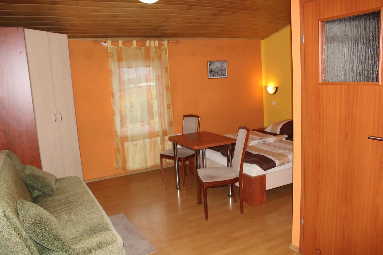 Zagroda Agroturystyczna Wiecha Mieroszow Exterior photo